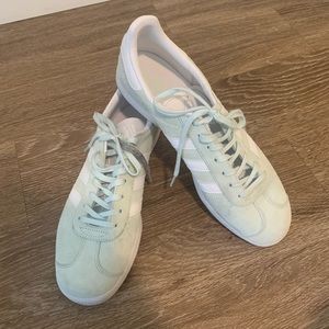 Adidas Gazelle tennis shoes